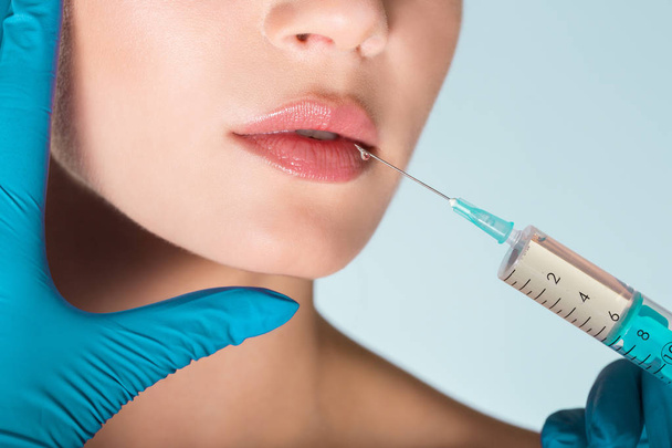 Portrait recadré de femme recevant l'injection de lèvres
 - Photo, image