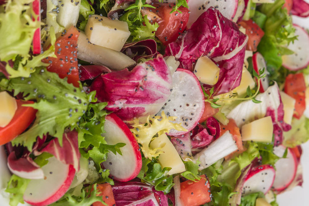 Ensalada fresca con verduras mixtas, rábano, queso y tomate. Italia
 - Foto, Imagen