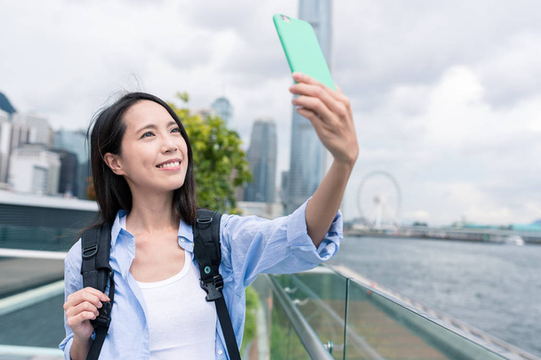 Femme prenant selfie par téléphone mobile
 - Photo, image