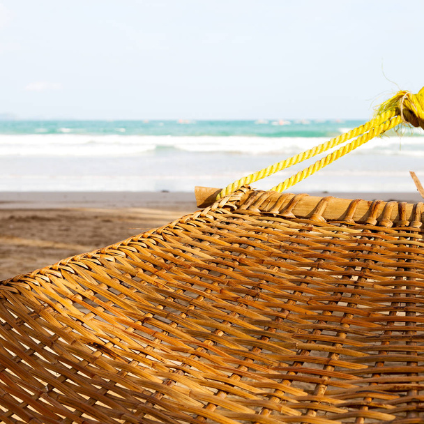    вид с гамака возле океанского пляжа
   - Фото, изображение