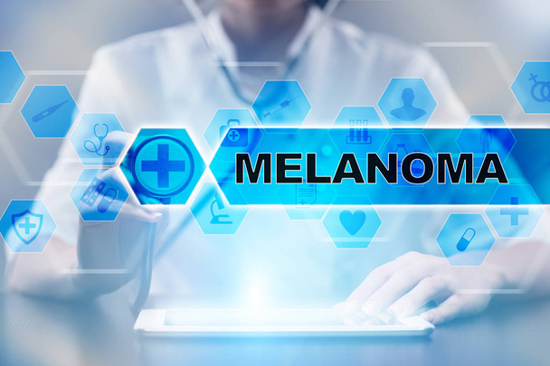 Tıp doktoru Melanom tıbbi kavramı ile Tablet Pc kullanma. - Fotoğraf, Görsel