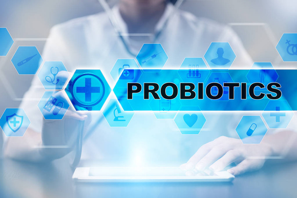Arts met behulp van tablet Pc met Probiotica medische concept. - Foto, afbeelding