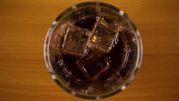 Slow-motion. Bubbels in een glas met cola boven bekijken - Video