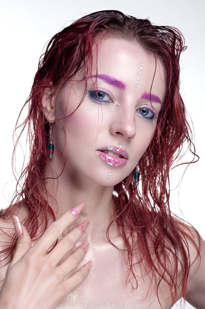 Portret van een vrouw met creatieve make-up.  - Foto, afbeelding