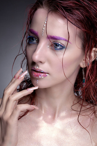 Portret van een vrouw met creatieve make-up. - Foto, afbeelding