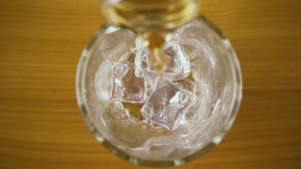 Chá de uma garrafa despeje em uma vista superior de vidro. Movimento lento
 - Filmagem, Vídeo