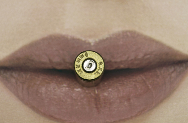 Bullet on the mouth - Φωτογραφία, εικόνα