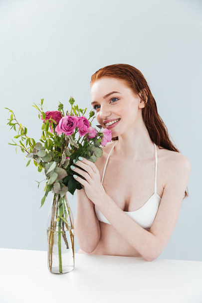 Fashion portrait of a young redheaded girl - Foto, afbeelding