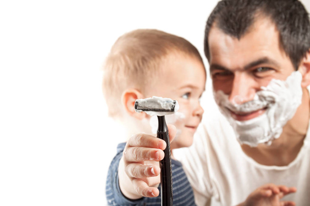 Father and son shaves - Foto, afbeelding