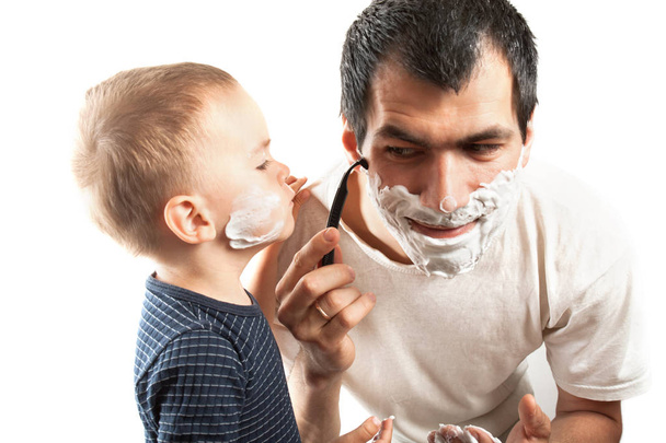 Отец и сын бреются
 - Фото, изображение