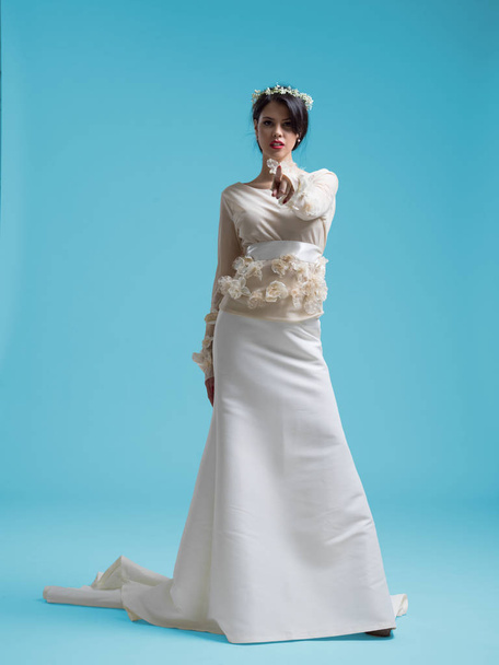 Portrait of beautiful young woman in wedding dress - Valokuva, kuva