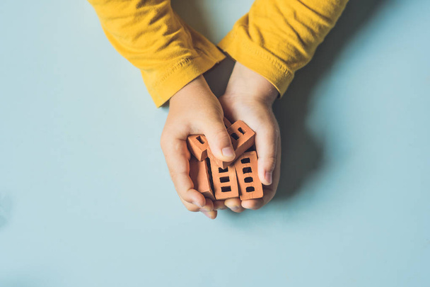 child's hands playing with  bricks - Valokuva, kuva