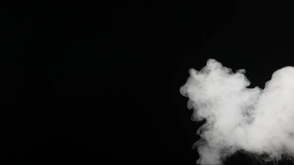 Белый дым плавает на черном фоне
 - Фото, изображение