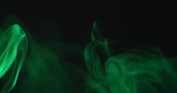 grüner Rauch auf schwarzem Hintergrund - Foto, Bild