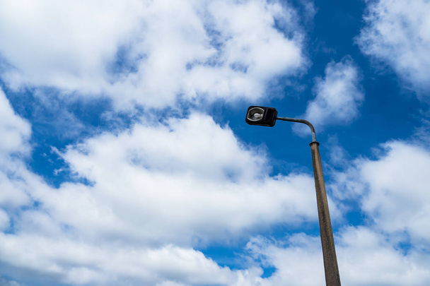 Λάμπα του δρόμου με τα σύννεφα στον ουρανό - Φωτογραφία, εικόνα