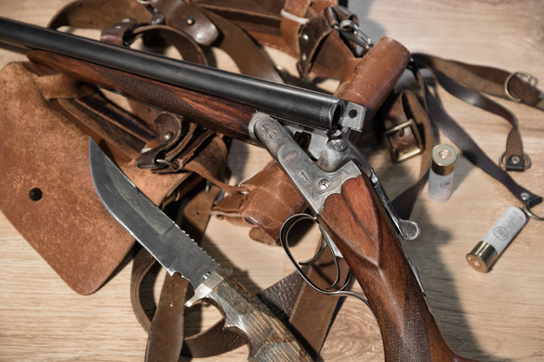espingarda de cano duplo, faca, cinto de munição e cartuchos
 - Foto, Imagem