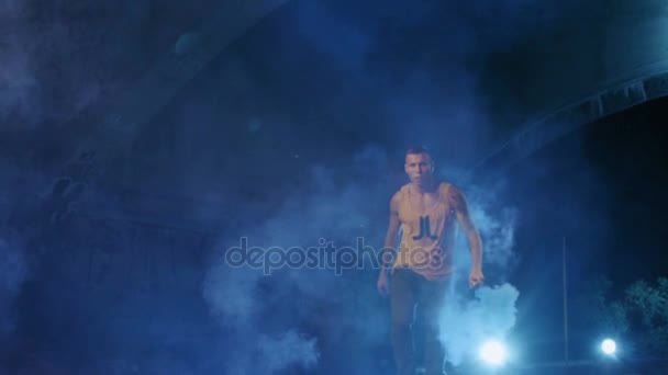 Akrobaattinen tanssi Koreografia Suorituskyky Free Runner Parkour Back Flip Hidas liike Värilliset Smoke Sticks
 - Materiaali, video