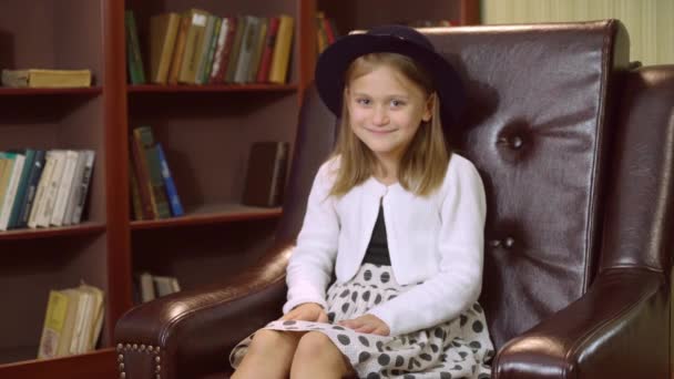Χαρούμενο παιδί γυναικεία χειρονομία - Πλάνα, βίντεο