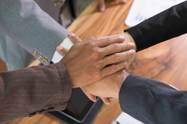 jonge zakenman toetreden anderzijds zakelijke team aanraken handen tog - Foto, afbeelding