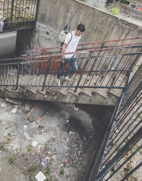 Muž lezení na schodech - Fotografie, Obrázek