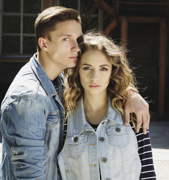 Jovem casal de moda bonita vestindo roupas jeans à luz do dia
 - Foto, Imagem