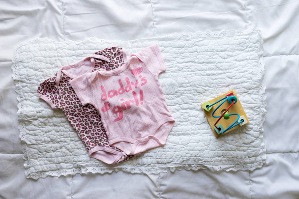 Újszülött baba lány ruhák, a fehér háttér - Fotó, kép