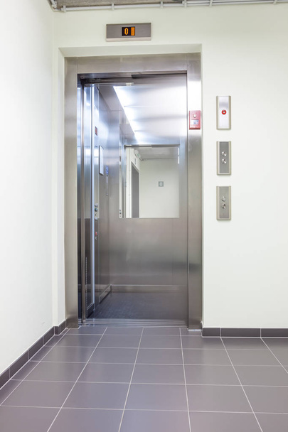 лифт в холле
 - Фото, изображение