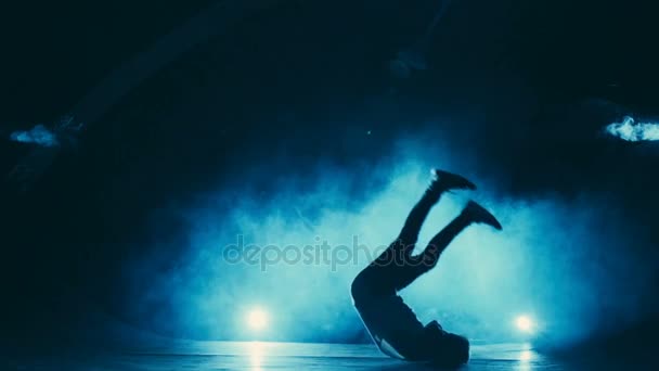 Akrobatischer Tanz Choreographie Performance Free Runner Parkour Back Flip Slow Motion  - Filmmaterial, Video