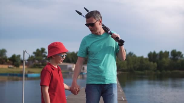 Vater mit Sohn auf Seebrücke - Filmmaterial, Video