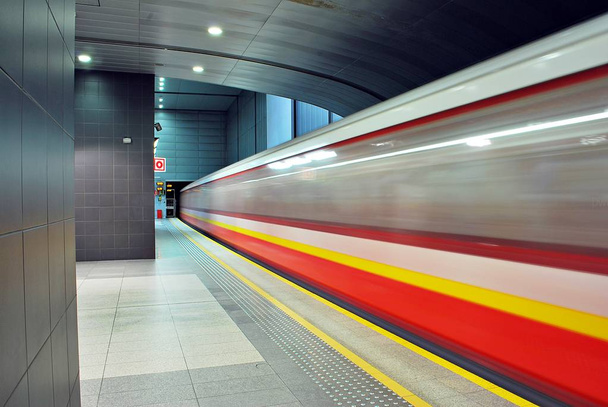 Рух розмитий поїзд метро
 - Фото, зображення