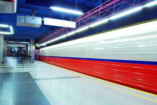 Tren de metro borroso por movimiento
 - Foto, imagen