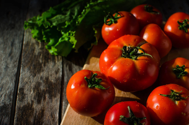 Ripe tomatoes on a cutting Board - Фото, изображение