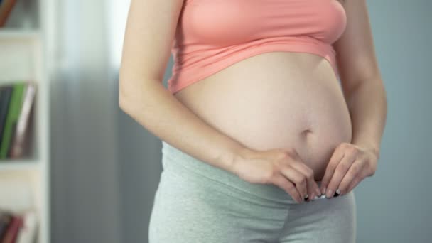 Έγκυος γυναίκα σπάσιμο τσιγάρων, δίνοντας κακή συνήθεια, νοιάζονται για την υγεία του μωρού - Πλάνα, βίντεο