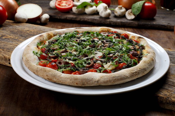 Pizza com tomate e ervas
 - Foto, Imagem