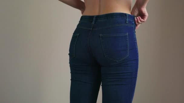 女性は、セルライトと彼女のお尻に彼女のジーンズを引っ張る - 映像、動画