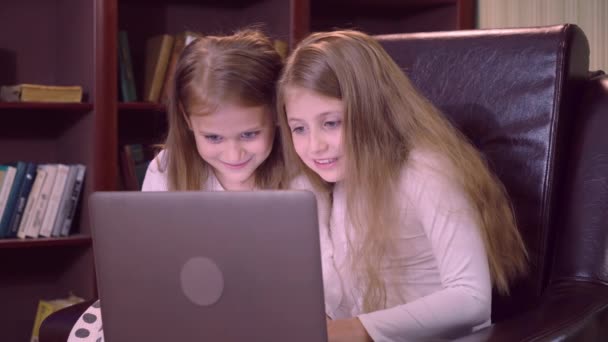 Portrait children use computer indoors - Záběry, video