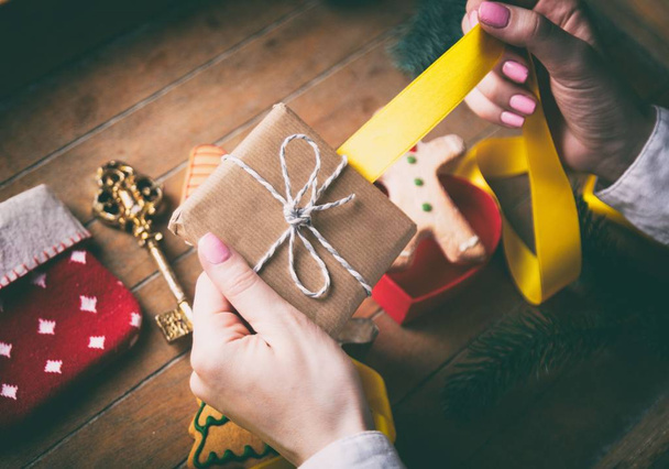 クリスマス プレゼントとクッキーを包む手 - 写真・画像