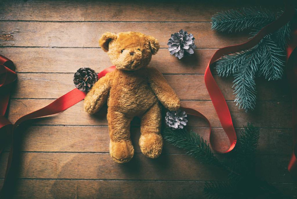 Маленький ведмедик з конусами різдвяної сосни
  - Фото, зображення
