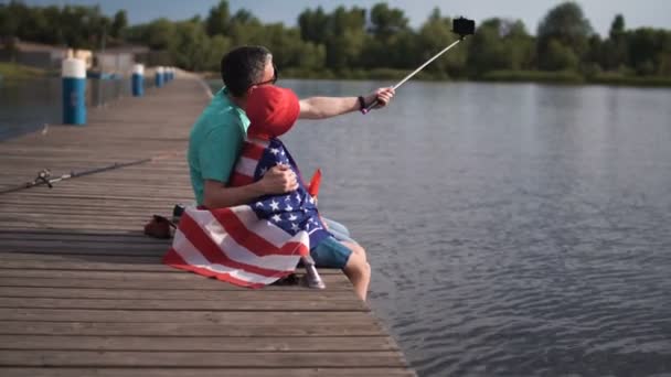 Vader en zoon poseren met Amerikaanse vlag - Video
