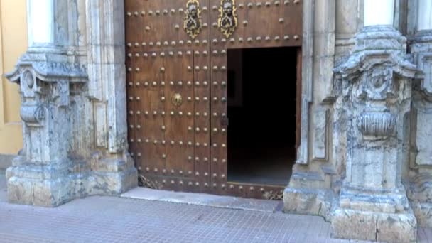 Muzeum z obří mešita-katedrála Cordoba, také známý Mezquita, jehož církevní jméno je chrám Panny Marie Nanebevzetí je katolická katedrála diecéze v Andalusie, Španělsko - Záběry, video