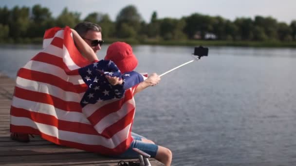Батько і син позують з американським прапором - Кадри, відео