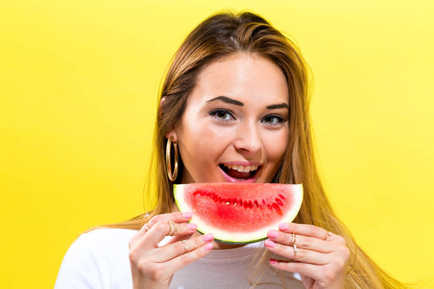 Happy young woman holding watermelon - Valokuva, kuva