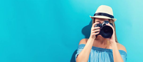 Young woman holding a camera - Foto, Imagen