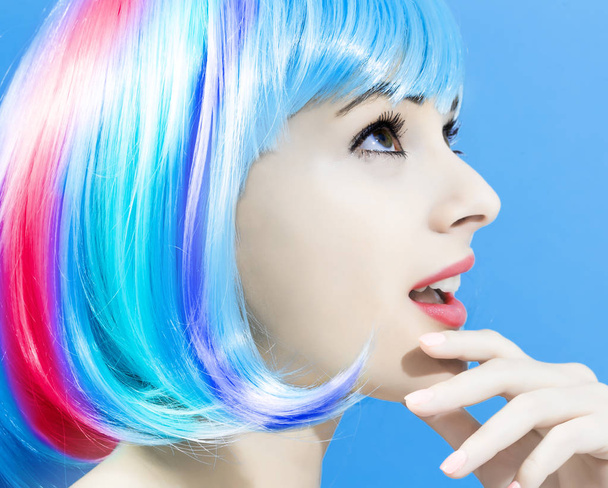 Όμορφη γυναίκα σε ένα φωτεινό μπλε περούκα - Φωτογραφία, εικόνα