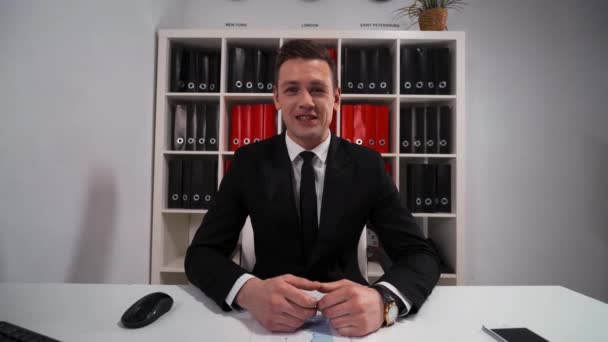 Businessman tell about product and service and make offer to You - Záběry, video