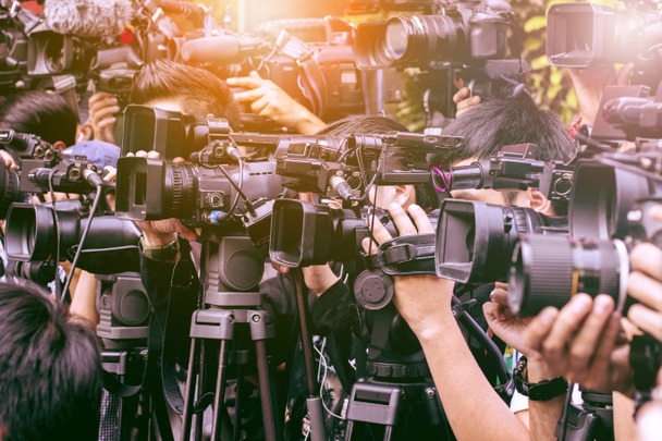  duża liczba reporter prasy i mediów w przypadku radiofonii i telewizji - Zdjęcie, obraz