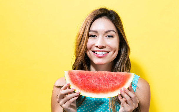  Happy young woman holding watermelon - Foto, Bild
