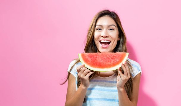 Boldog fiatal nő kezében görögdinnye - Fotó, kép
