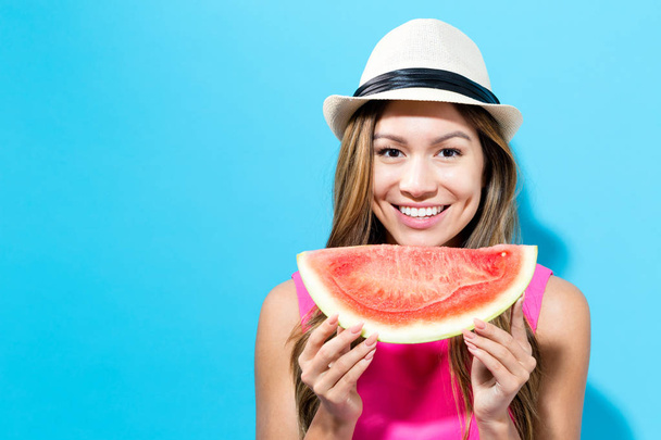 Happy young woman holding watermelon - Foto, afbeelding