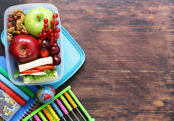 Caixa de almoço para uma alimentação saudável no escritório e na escola
 - Foto, Imagem